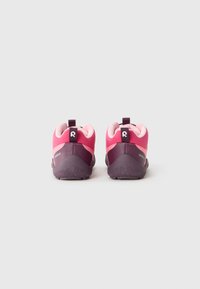 Scarpe da ginnastica rosa e viola con suola in gomma texturizzata, tacco stampato e un laccio a spirale; logo del marchio sul retro.