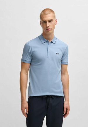 Lichtblauwe polo shirt van soepele stof, met een klassieke kraag, korte mouwen en zwarte accenten langs de kraag. Logo weergegeven op de borst.
