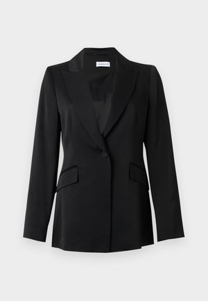 Blazer noir à un bouton avec revers crantés, poches à rabat, manches longues et coupe cintrée.