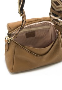 Bolso de cuero marrón claro con un compartimento principal con cremallera, forro interior a rayas y una correa con un diseño que presenta tonos marrones y crema.