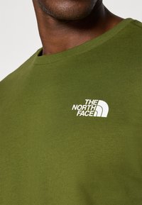 The North Face M SS BOX NSE TEE - Print T-shirt - woodland green/black