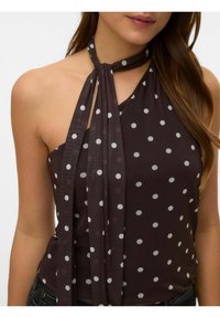 Bruin haltertop met witte polkadots, voorzien van een gestrikte sjaaldetail bij de hals en een glad, lichtgewicht materiaal.