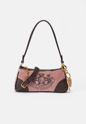 Mała różowo-brązowa torebka Juicy Couture z paskiem na ramię, złotym zamkiem błyskawicznym, ozdobnym breloczkiem w kształcie klucza i firmowym herbem z przodu.