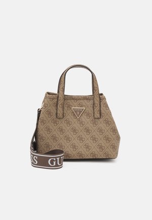 Brązowa torba typu tote Guess z wzorzystym logo, podwójnymi uchwytami oraz odpinanym szerokim paskiem na ramię z napisem "GUESS".