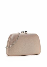 Borsa a collezione metallica beige con una finitura texturizzata, forma arrotondata e tracolla in catena argentata. Presenta una chiusura a scatto nella parte superiore.