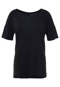 Camiseta de jersey negra con un amplio escote redondo, mangas cortas y un ajuste relajado, con una textura suave y un diseño minimalista.