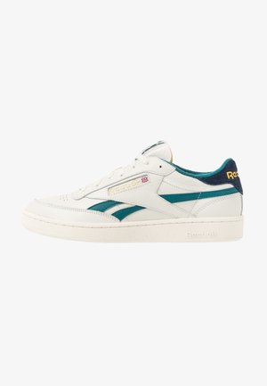 Baskets en cuir blanc avec des accents turquoise, présentant une semelle texturée, un design à lacets et un logo Reebok sur le côté et la languette.