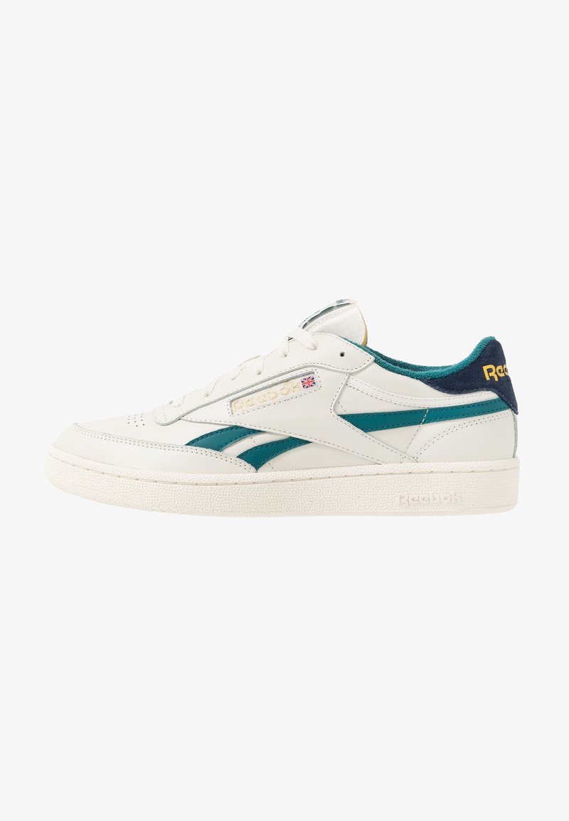 Baskets en cuir blanc avec des accents turquoise, présentant une semelle texturée, un design à lacets et un logo Reebok sur le côté et la languette.