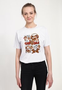 Hvid bomuld T-shirt med en farverig grafik af animerede jordegern og teksten "CHIP 'N' DALE ACORN CLUB" i fede røde bogstaver.