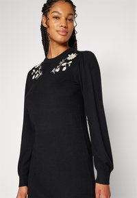 Object OBJTHESS EMBROIDERY DRESS - Abito in maglia - black detail:sandshell embroidery