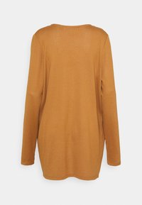 Pull à manches longues d'une teinte marron chaud, avec un col rond, un tissu texturé et une coupe décontractée s'étendant jusqu'aux hanches.