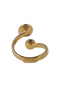 Gouden metalen ring met een glad, gebogen ontwerp. Heeft een ronde achterkant en een opvallende balaccent. Geïmpregneerde branding op de band.