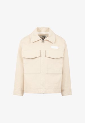 Veste courte beige avec col, deux poches avant à rabat et fermeture éclair. Fabriquée en tissu lisse avec un petit patch logo.