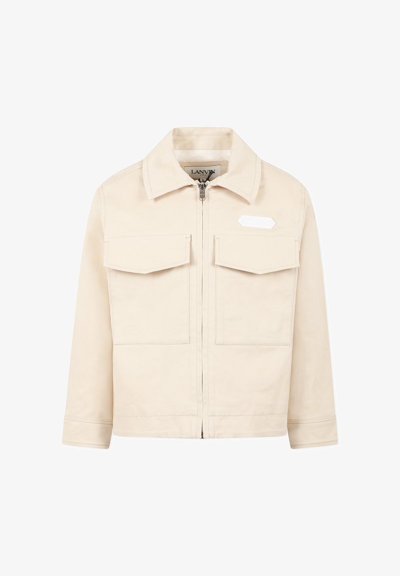 Beige cropped jasje met een kraag, twee voorste flapzakken en een ritssluiting. Gemaakt van een gladde stof met een klein logopatch.