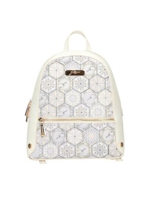 Mały biały plecak z sześciokątnymi wzorami geometrycznymi, przednią kieszenią na suwak i złotą tabliczką z logo na górze pośrodku.