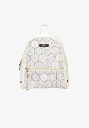 Kleine witte rugzak met hexagonale geometrische patronen, voorvak met ritssluiting en een gouden logoplaatje bovenaan in het midden.
