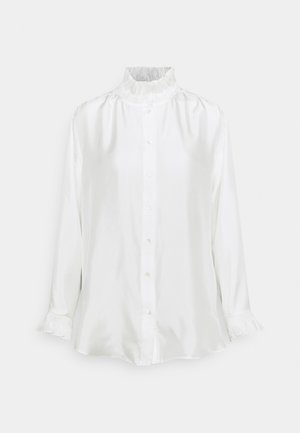 Hvid satin skjorte med en høj volangkrave, lange ærmer med flæsemanchetter og knaplukning foran. Glat tekstur med en afslappet pasform.