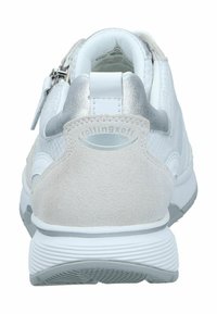 Weiße Sneakers aus einer Kombination von glattem Leder, strukturiertem Wildleder und metallischen Akzenten. Abgerundete Rückseite mit einer gepolsterten Sohle und Logo-Details.