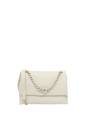 Sac à main en cuir blanc avec une finition texturée, quincaillerie dorée et une bandoulière accentuée de chaînes. Design pliable avec un détail de marque subtil.