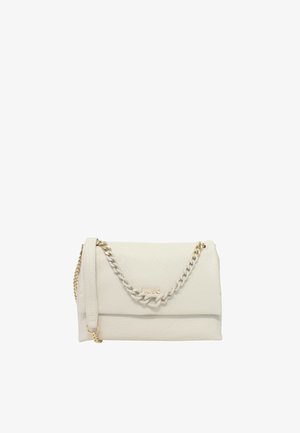 Sac à main en cuir blanc avec une finition texturée, quincaillerie dorée et une bandoulière accentuée de chaînes. Design pliable avec un détail de marque subtil.
