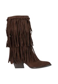 Bruine suède laars tot halverwege de kuit met gelaagde franjes, een gestapelde blokhak en een puntige neus, afgebeeld tegen een witte achtergrond.