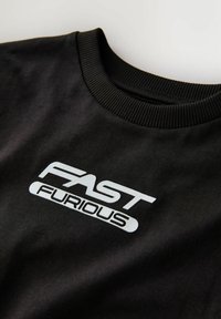 Hanorac negru cu guler rotund, cu text alb "FAST FURIOUS" imprimat pe piept, în font îndrăzneț și stilizat.