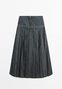 Donkere denim plissé rok met een hoge tailleband, verticale stiksels en een ritssluiting aan de achterkant. Textuurafwerking met kleurrijke stikaccenten.