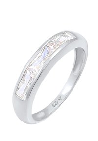 Anello rotondo in argento con finitura lucida, caratterizzato da due pietre rettangolari trasparenti incastonate in un canale lungo la parte superiore. Marcato "925" all'interno.