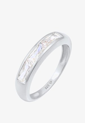 Anillo de plata redondo con un acabado pulido, que presenta dos piedras rectangulares claras engastadas en un canal a lo largo de la parte superior. Marcado "925" en el interior.