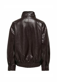 Giubbotto in pelle marrone con colletto alto, fondo arricciato e polsini con bottone a pressione; texture liscia con vestibilità rilassata e cuciture minime.