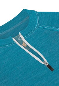 Türkisfarbener Pullover mit einem weißen Reißverschluss, strukturiertem Stoff, Stehkragen und kontrastierenden Nähten. Mit einem Etikett nahe dem Reißverschluss.