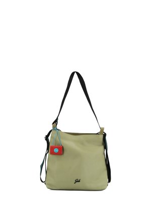 Borsa a tracolla in pelle verde chiaro con cinturini neri regolabili e una piccola etichetta rossa attaccata con un filo blu.