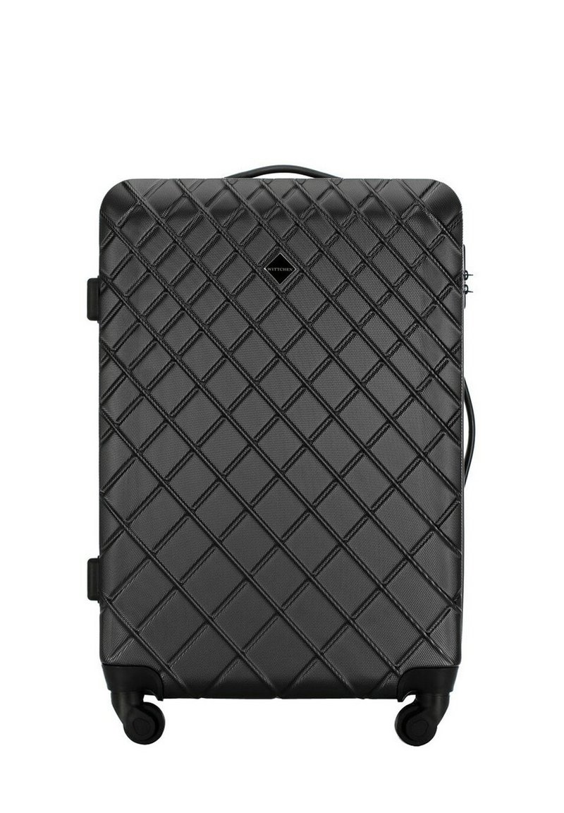 Maleta rígida negra con un patrón de diamantes acolchados, asa lateral y cuatro ruedas para movilidad. Cuenta con un logo central en la parte frontal.