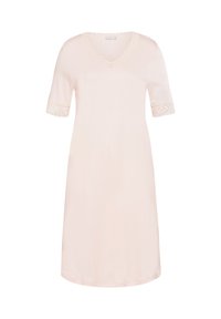 Camisón de mangas cortas en suave tela rosa, con escote en V y detalle de encaje en las mangas, con un corte recto y diseño hasta la rodilla.