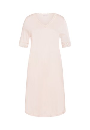 Krótka sukienka nocna z krótkim rękawem w miękkim różowym materiale, z dekoltem w kształcie litery V i koronkowymi wykończeniami na rękawach, o prostym kroju i długości sięgającej do kolan.