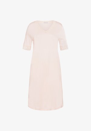 Nattkjole med korte ærmer i blødt lyserødt stof, med V-hals og blonderkant på ærmerne, i en lige skæring og knælængde.