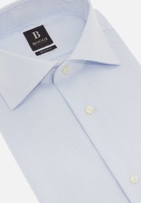 Camicia a quadri blu chiaro in cotone, con colletto a punta, bottoni bianchi e un'etichetta nera con "Boggi Milano" e "Regular Fit".
