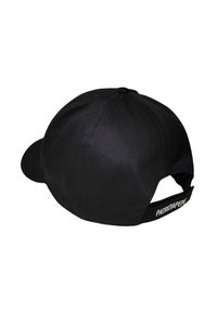 Cappello nero con design arrotondato, visiera curva e cinturino regolabile con il testo "PATRIZIA PEPE" sul retro.