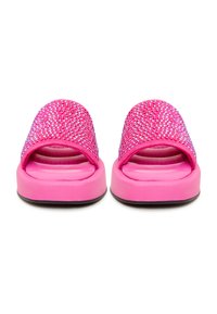 Leuchtend pinke Slip-On-Sandalen mit gepolsterten Fußbetten und funkelnden Strasssteinen, die die breiten Riemen von vorne bedecken.