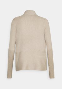 Suéter beige de canalé con cuello alto y mangas largas. Presenta una textura suave con un diseño de canalé en la parte superior que contrasta.