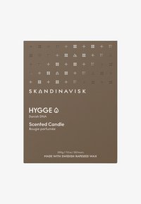 Braune Verpackung mit geprägten geometrischen Mustern, weißer Text mit der Aufschrift "HYGGE" und "Duftkerze", der darauf hinweist, dass sie aus schwedischem Rapswachs hergestellt ist.