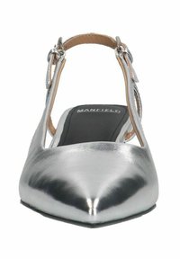 Zilveren metallic platte schoenen met een spitse neus, enkelbandje en beige accenten. Glad textuur, slank ontwerp en zichtbaar merklol in de binnenkant.