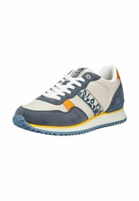 Baskets en daim bleu et en tissu beige, avec des accents jaunes, des lacets blancs et une semelle texturée avec un motif de bande bleue.