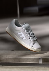 Niewybrane, light grey