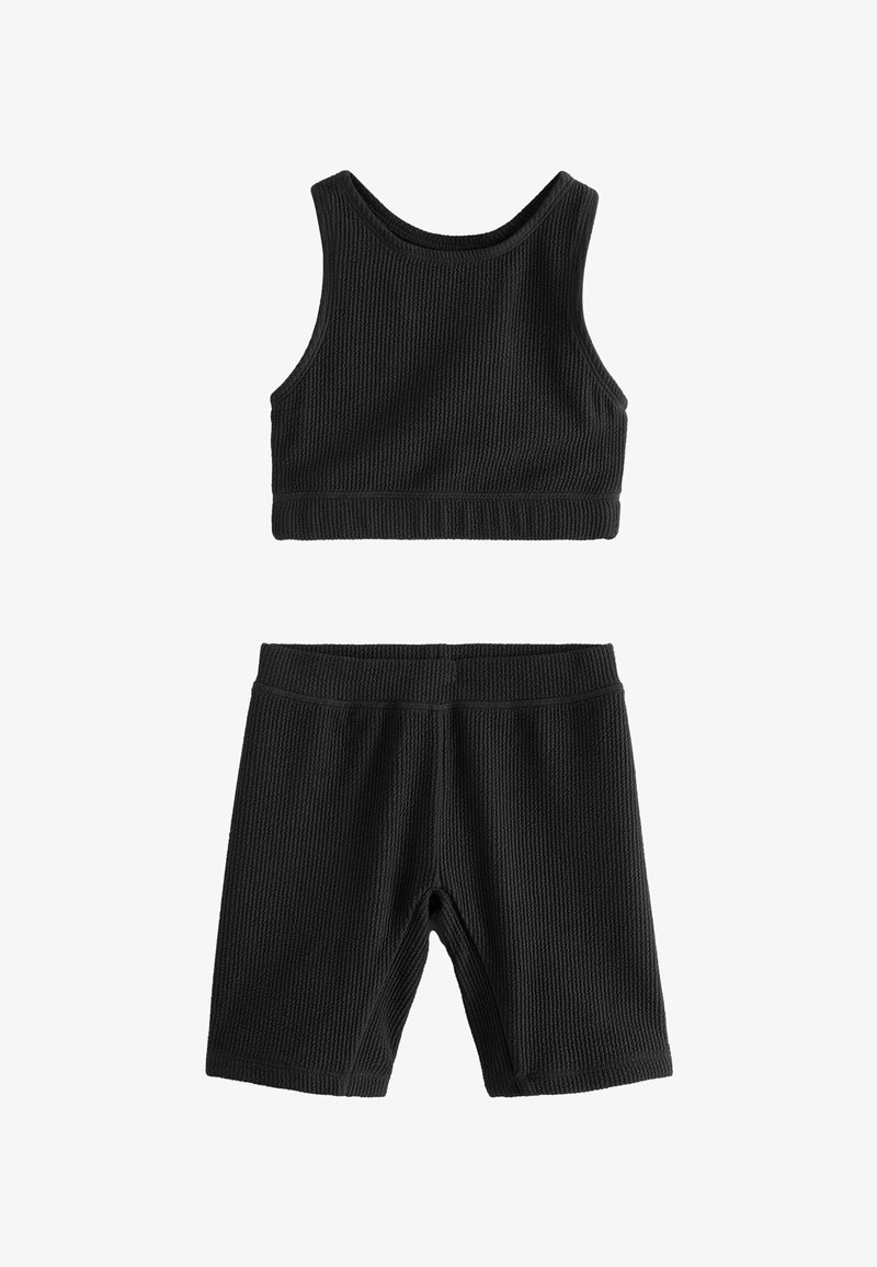 Sort to-delt aktivwear-sæt med en struktureret ribbet crop top med rund hals og matchende højtaljede shorts.