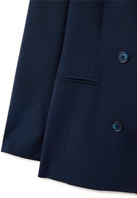 Giacca blu scuro con due bottoni e tasca orizzontale su tessuto liscio.