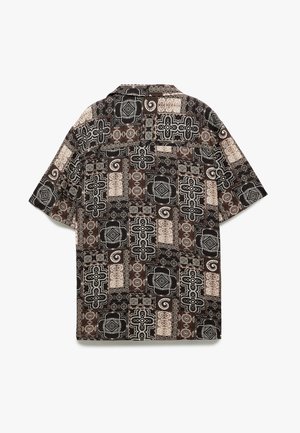 Camisa de manga corta con un patrón geométrico en marrón oscuro y crema, hecha de una tela ligera con una textura suave y un corte relajado.