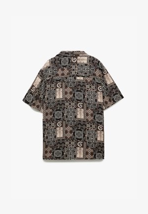 Lyhythihainen paita, jossa on tummanruskea ja kermahuvinen geometrinen kuvio, valmistettu kevyestä kankaasta, jolla on pehmeä rakenne ja rento istuvuus.