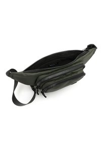 Borsa di tessuto verde oliva con più scomparti con zip e accessori neri. Texture morbida e tracolla regolabile per maggiore comodità.