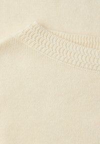 Licht roomkleurige trui stof met een gestructureerde geribbelde halslijn, zachte, gladde textuur en een gelijkmatig breipatroon overal.